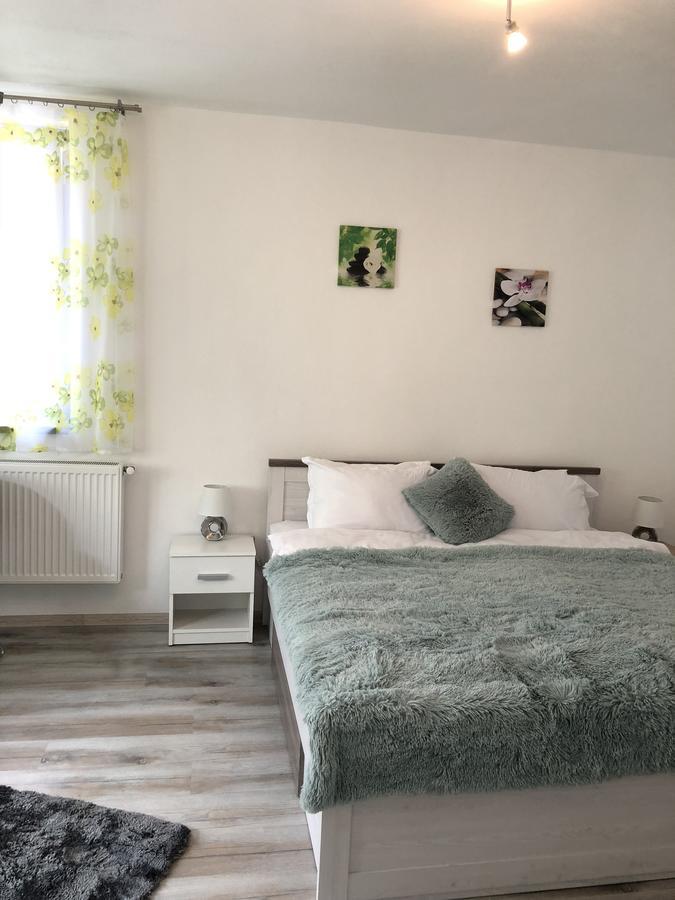 Queen'S Studio Sibiu Luaran gambar